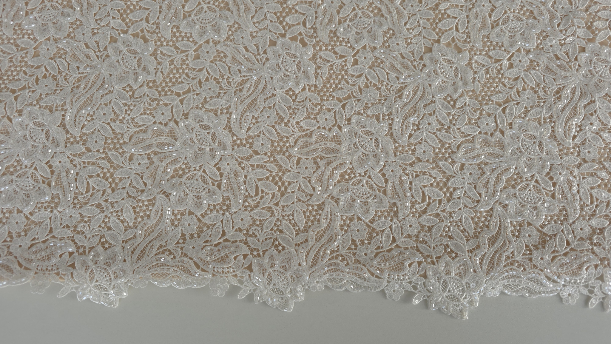 Broderie florală ivory accesorizată manual, detaliu macro pe motive