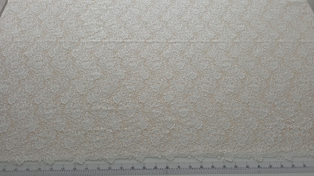 Broderie ivory cu margele si micropaiete prezentată pe fond deschis