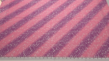 Broderie mov în degrade cu paiete și fir metalizat, vedere de ansamblu pe masa de croit cu riglă