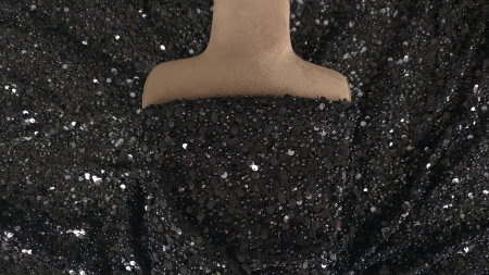 Broderie neagră accesorizată cu paiete drapată pe bust, detaliu de cădere