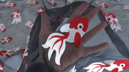 Broderie pe organza cu pesti, detaliu motiv peste palma