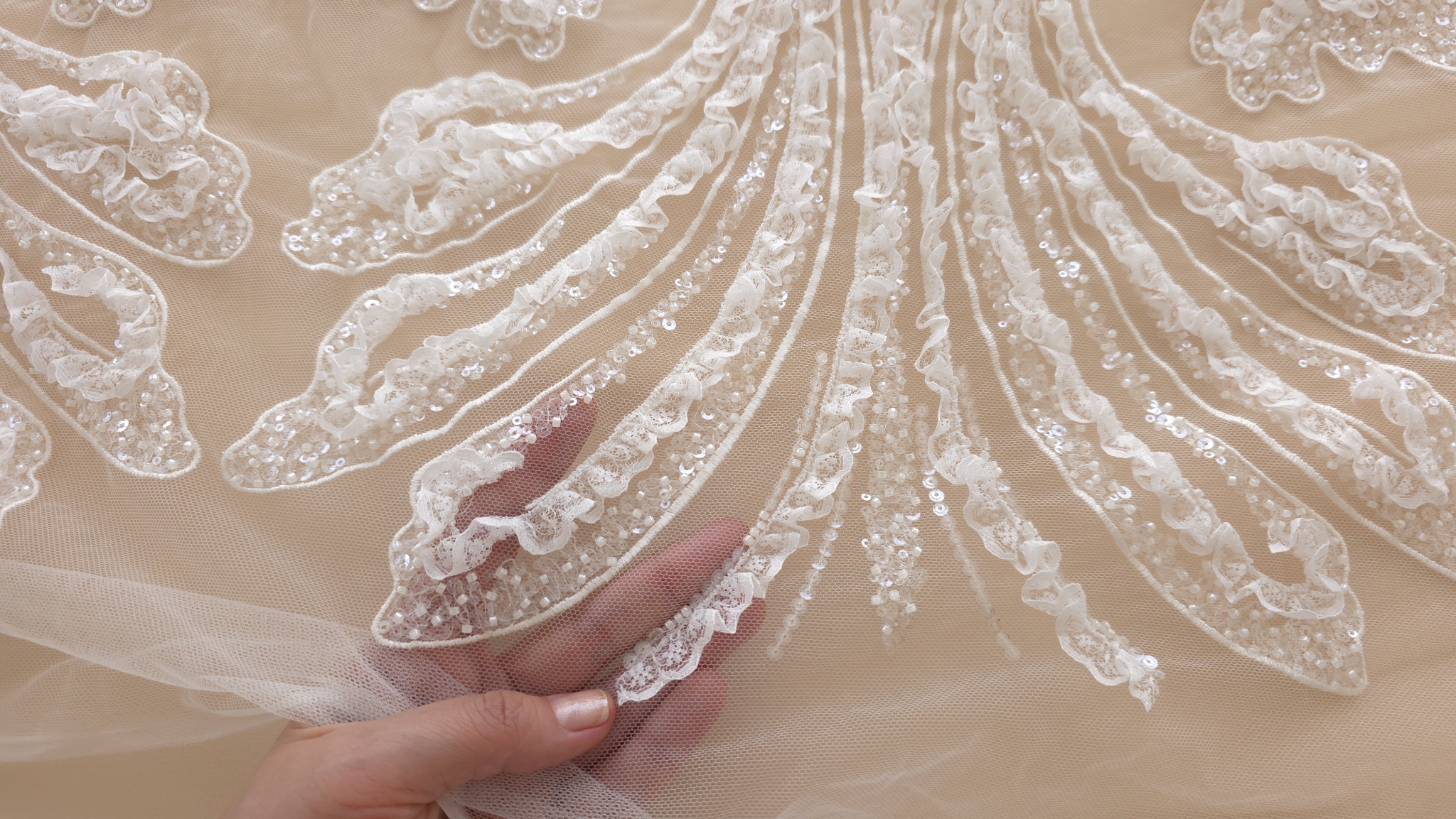 Broderie pe tull cu dantelă în relief detaliu textură 3D atinsă cu mâna