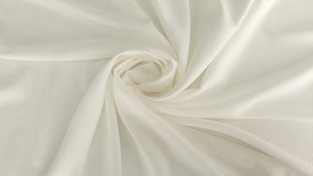 Bumbac organic ivoire aranjat în spirală cu falduri moi pe suprafață plană