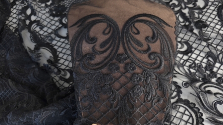 Bust maro cu volute brodate și flori cu petale deschise vizibile prin fondul transparent