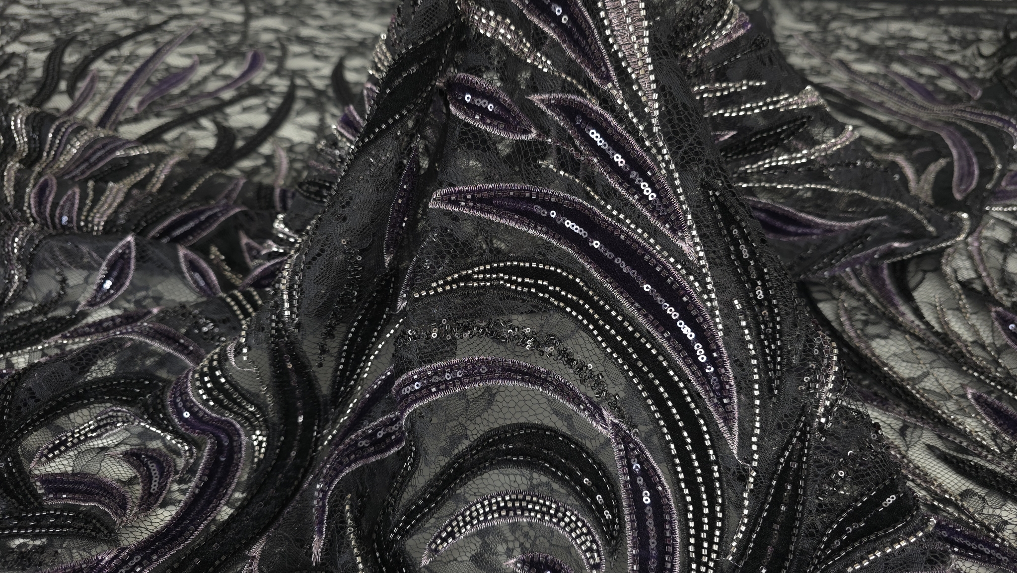 Caderea materialului cu motive ondulate bordo și negru pe fond verde pădure