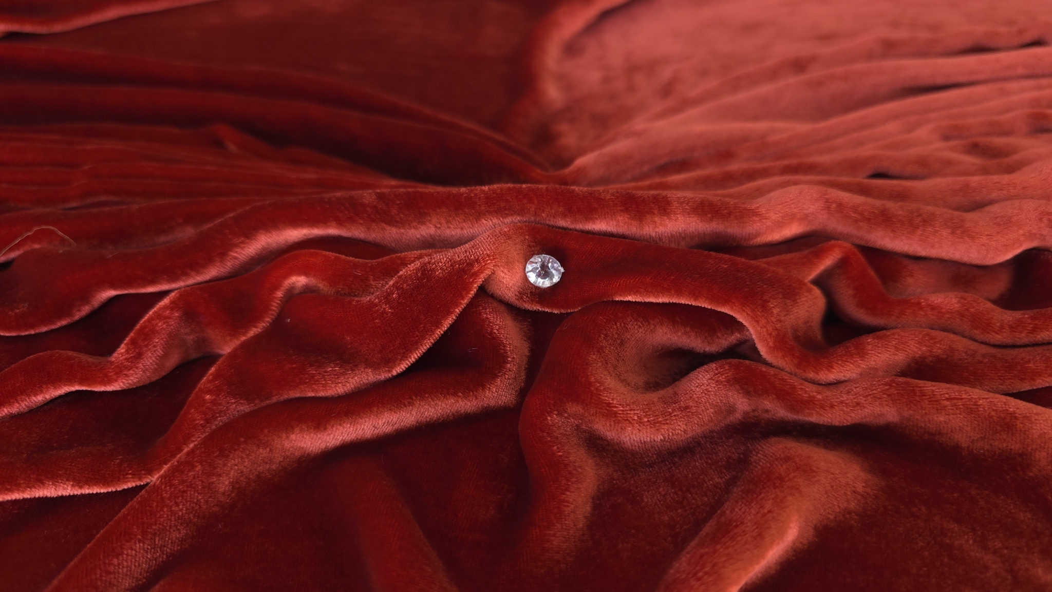 Catifea grenadine cu falduri libere și mic cristal de referință pentru scară