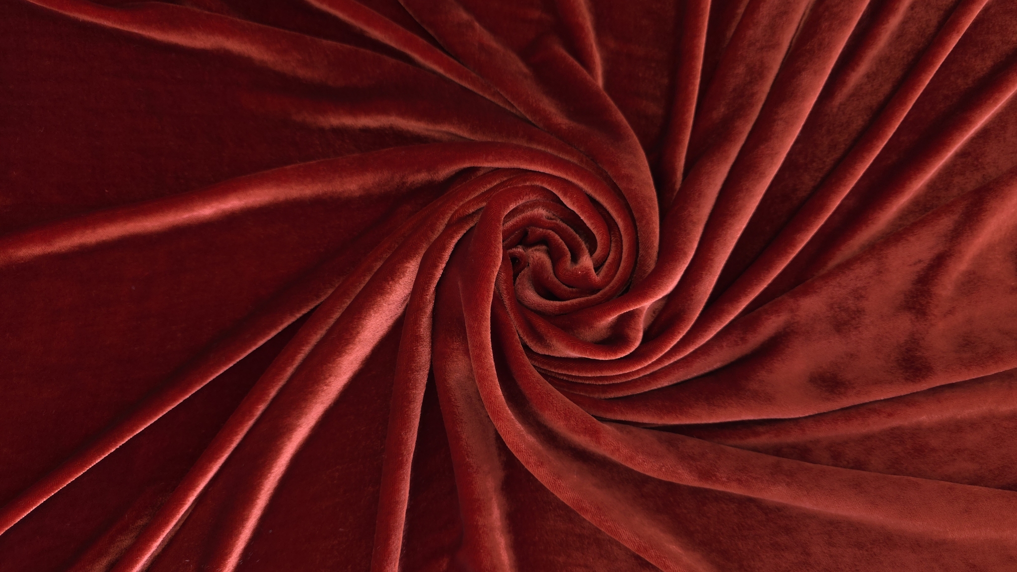 Catifea grenadine drapată în spirală cu falduri adânci
