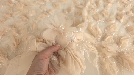 Dantelă 3D peach cu paiete și mărgele, material strâns ușor în mână pentru a evidenția volumul florilor