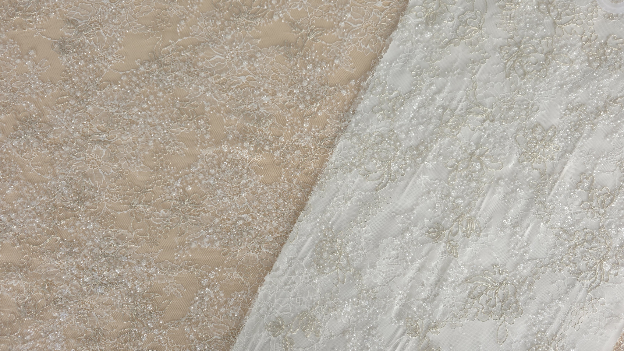 Dantela Tip Chantilly cu fir auriu si micropaiete, prezentată pe fond alb și nude