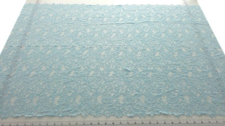 Dantelă albastru pastel accesorizată cu mărgele și micropaiete, vedere de ansamblu pe fundal alb