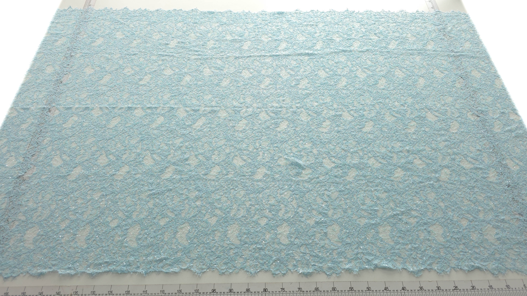 Dantelă albastru pastel accesorizată cu mărgele și micropaiete, vedere de ansamblu pe fundal alb