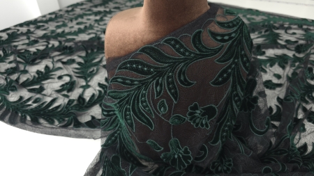 Dantelă brodată pe manechin cu catifea verde închis pe tul negru, efect de drapare pe bust