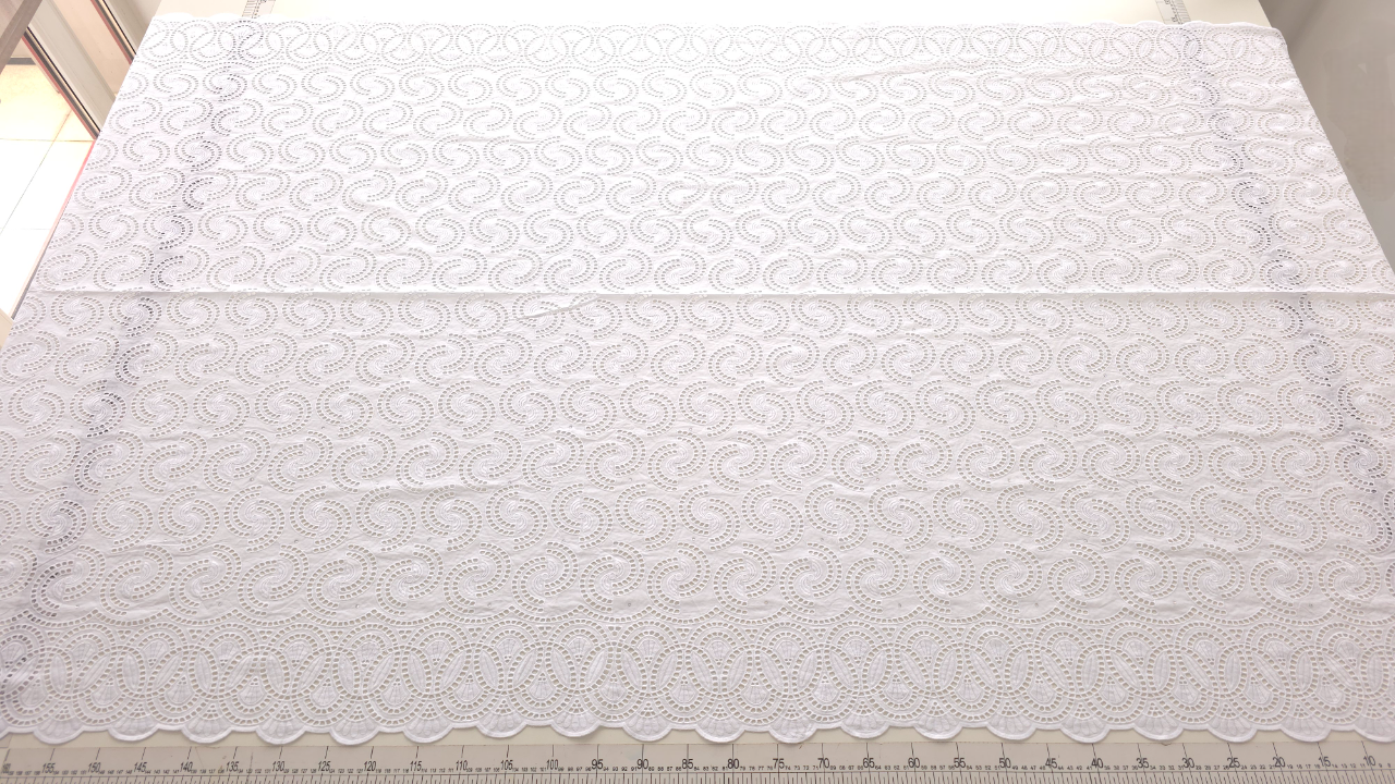 Dantelă brodată spartă cu cristale Ariana pe fundal decupat, vedere generală a întregii suprafețe brodate