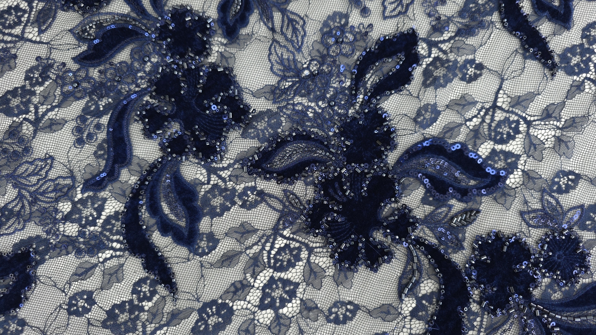 Dantelă chantilly cu catifea bleumarin, diferența de ton între catifea și tulle