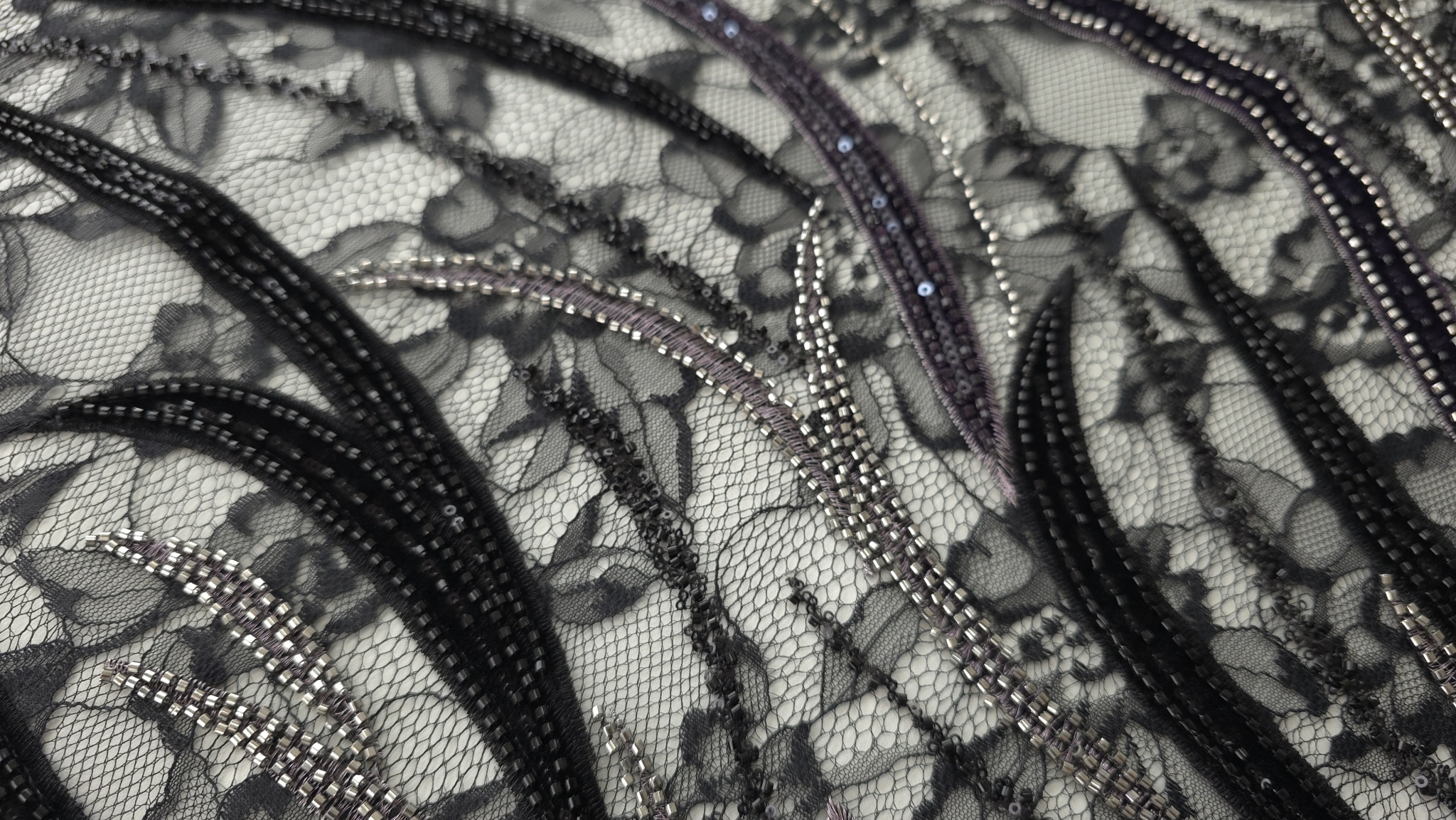 Dantelă chantilly cu catifea bordo și negru, plan apropiat pe spirale