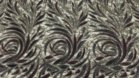 Dantelă chantilly cu catifea maro și bordo, distribuția motivelor pe suprafață