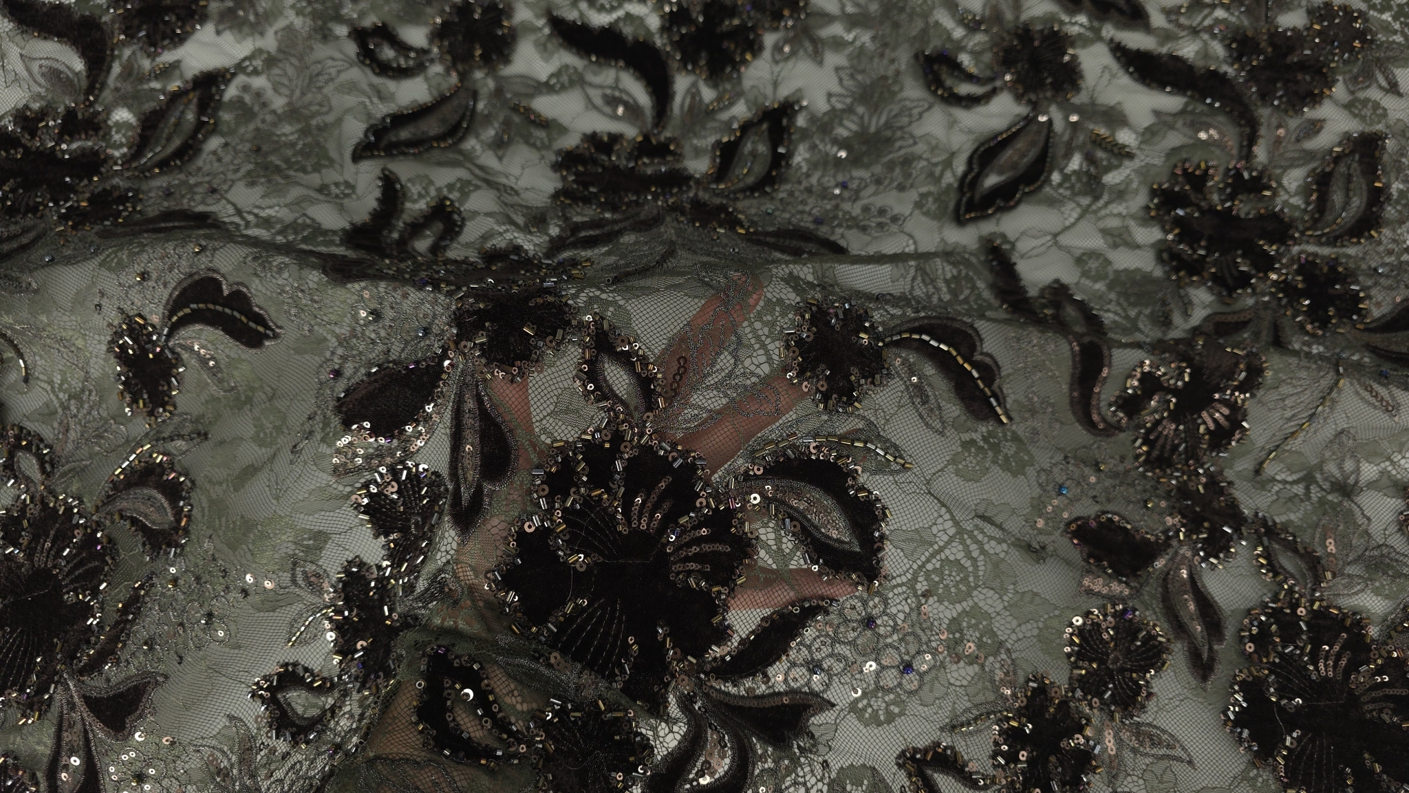 Dantelă chantilly multicoloră cu catifea maro, material în falduri