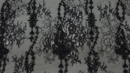 Dantelă chantilly neagră cu mărgele și paiete desfășurată pe toată lățimea materialului