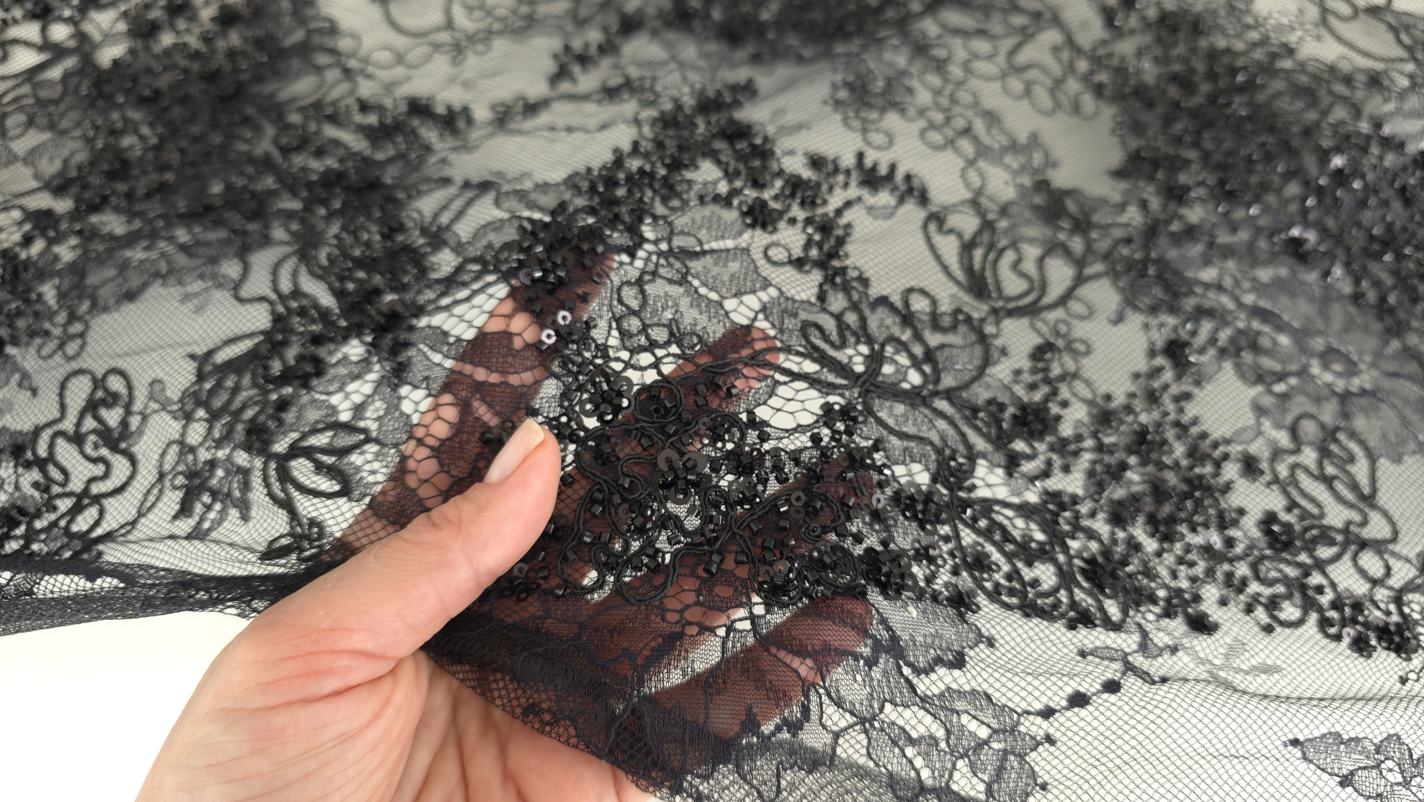 Dantelă chantilly rebrode neagră cu paiete la metru cu detaliu pe motive florale