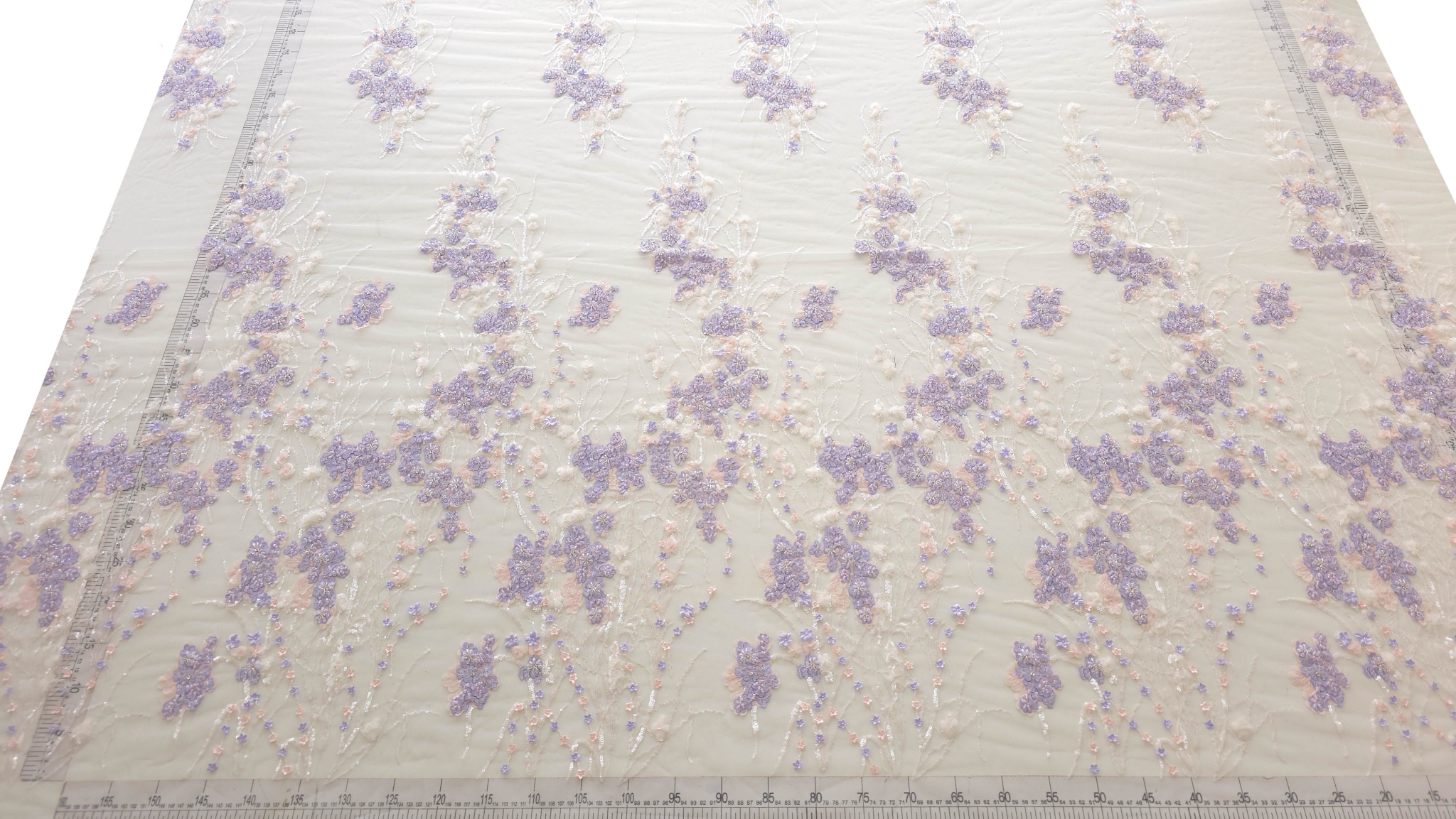 Dantelă cu aplicații 3D florale lila și margele vedere de ansamblu pe toată lățimea