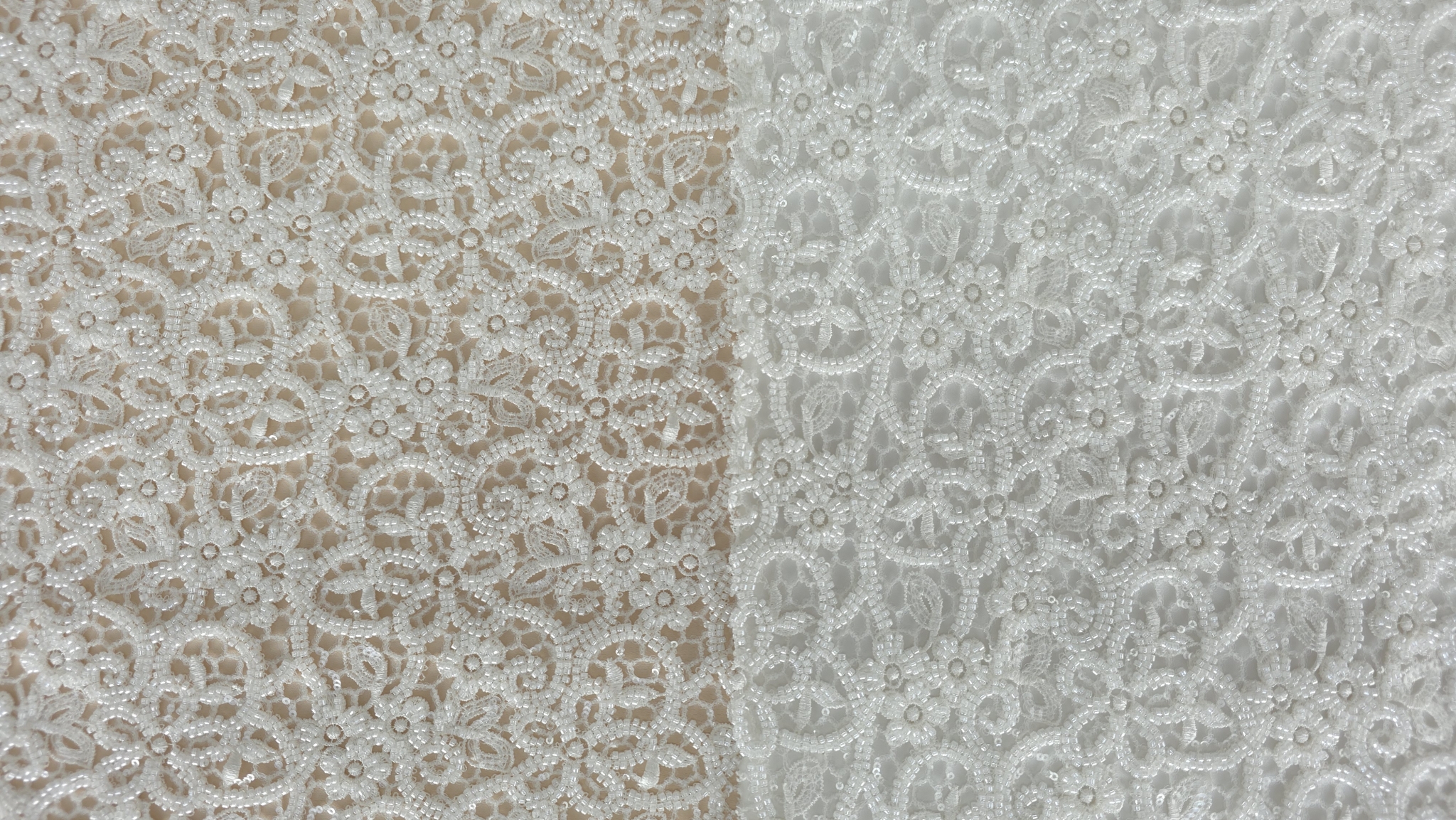 Dantelă elegantă cu detalii luminoase întinsă pe suprafață plană