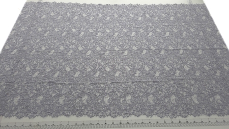 Dantelă gri lila accesorizată cu mărgele și micropaiete, vedere de ansamblu pe fundal alb