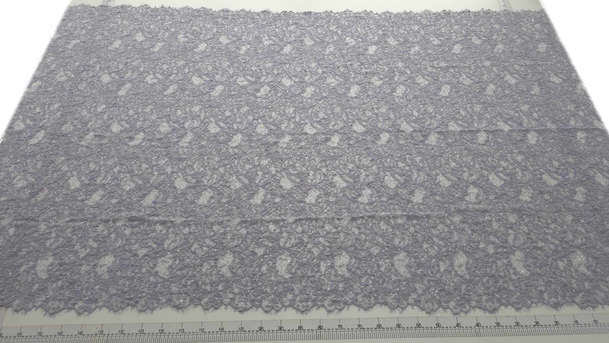 Dantelă gri lila accesorizată cu mărgele și micropaiete, vedere de ansamblu pe fundal alb