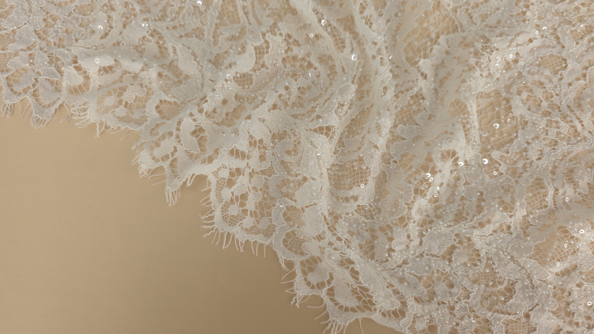 Dantelă ivory cu aplicații din mărgele, detaliu pe zona broderiei dense