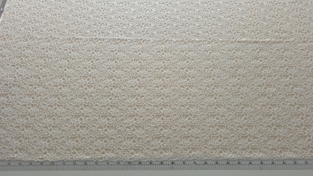 Dantela ivory cu margele si micropaiete prezentată pe fond deschis