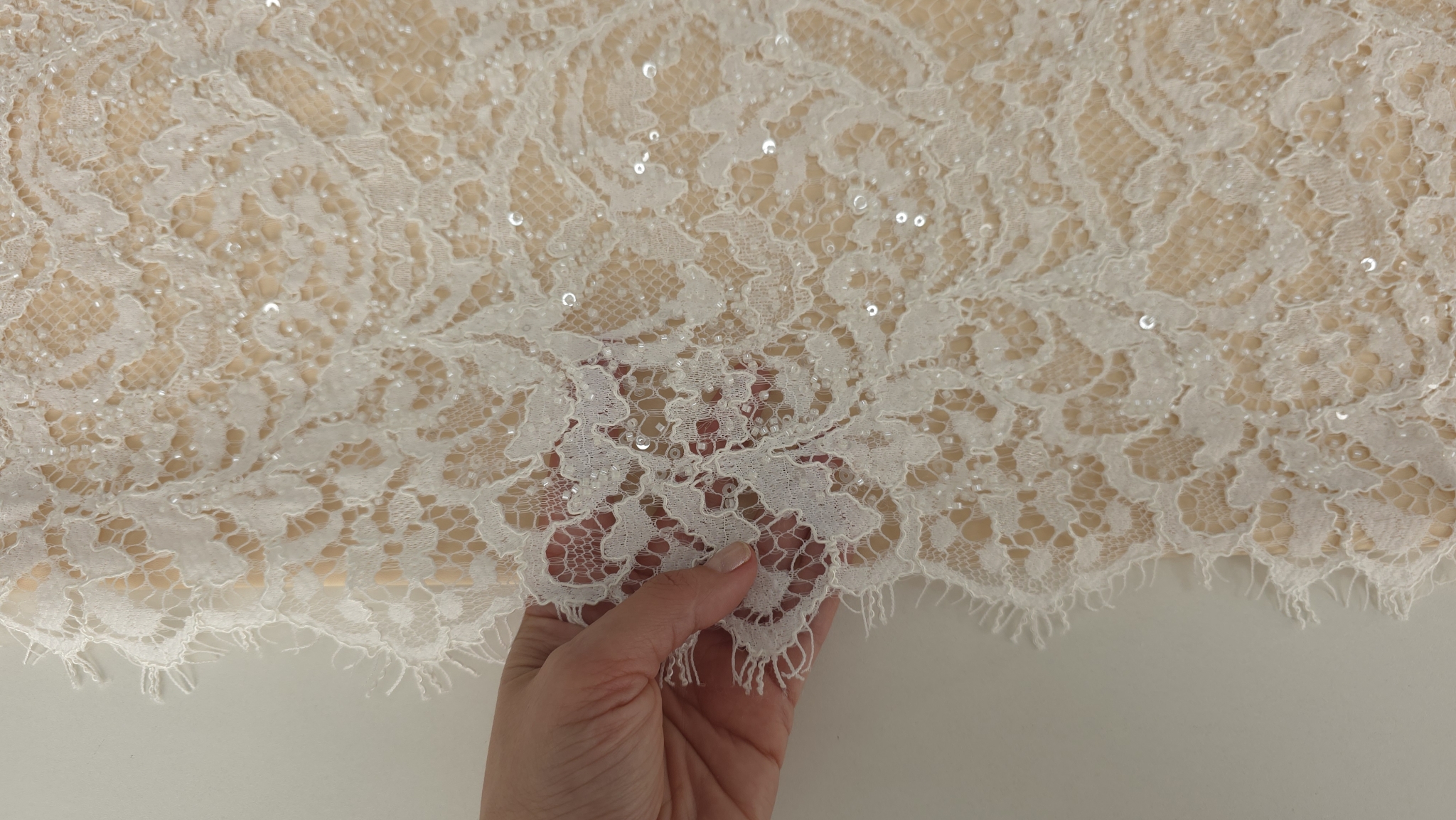 Dantelă ivory cu model floral și aplicații din mărgele, vedere de ansamblu