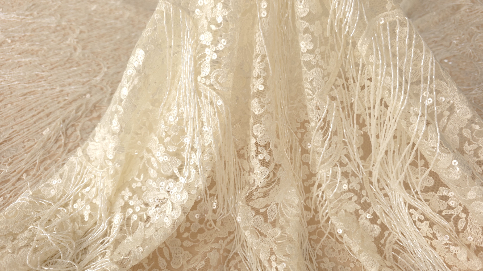 Dantelă ivory cu șiraguri decorative plan macro pe arcadele bordurii festonate