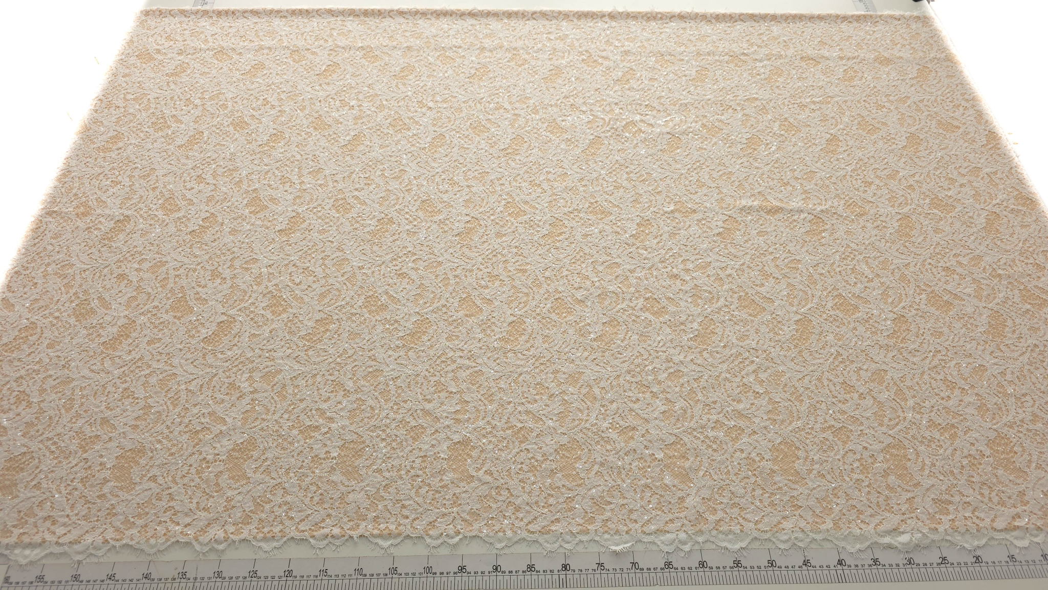 Material textil ivory cu model floral și aplicații fine, vedere de ansamblu