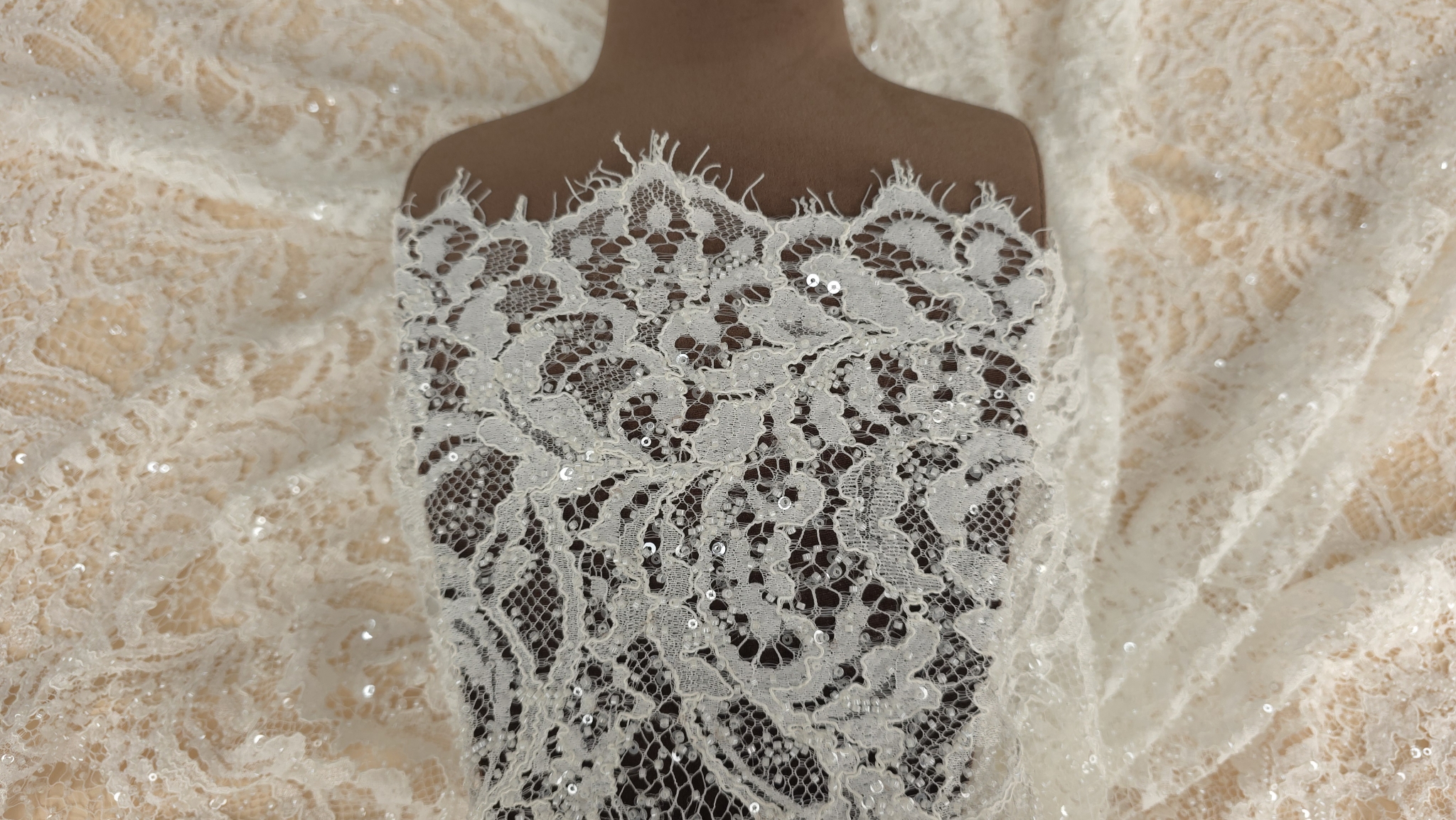 Dantelă ivory drapată pe manechin, vedere laterală cu falduri naturale
