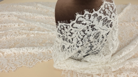 Material ivory drapat pe manechin, vedere laterală cu falduri naturale