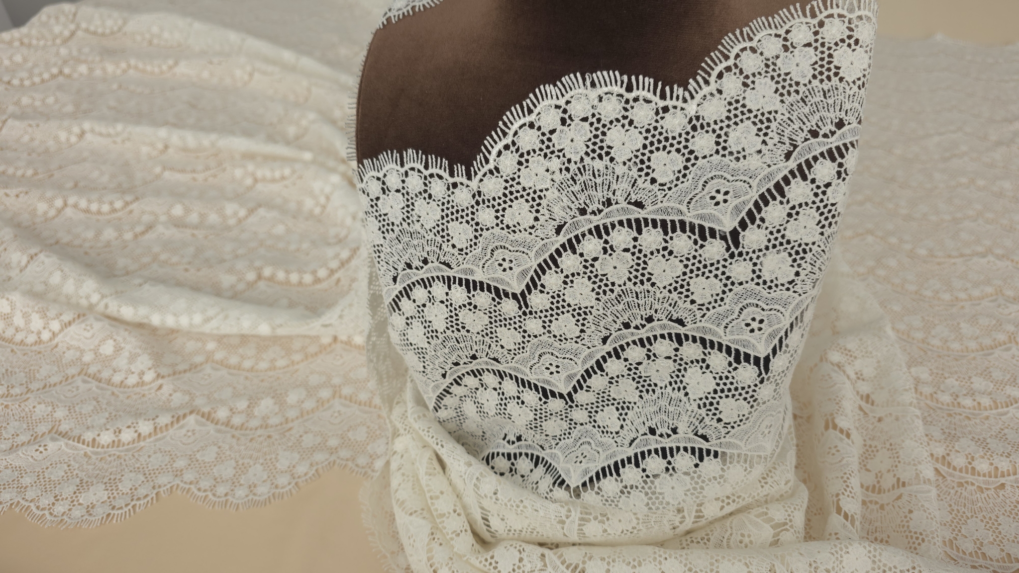 Dantela macrame ivory cu arcade florale pe manechin, vedere laterala cu bordura la margine