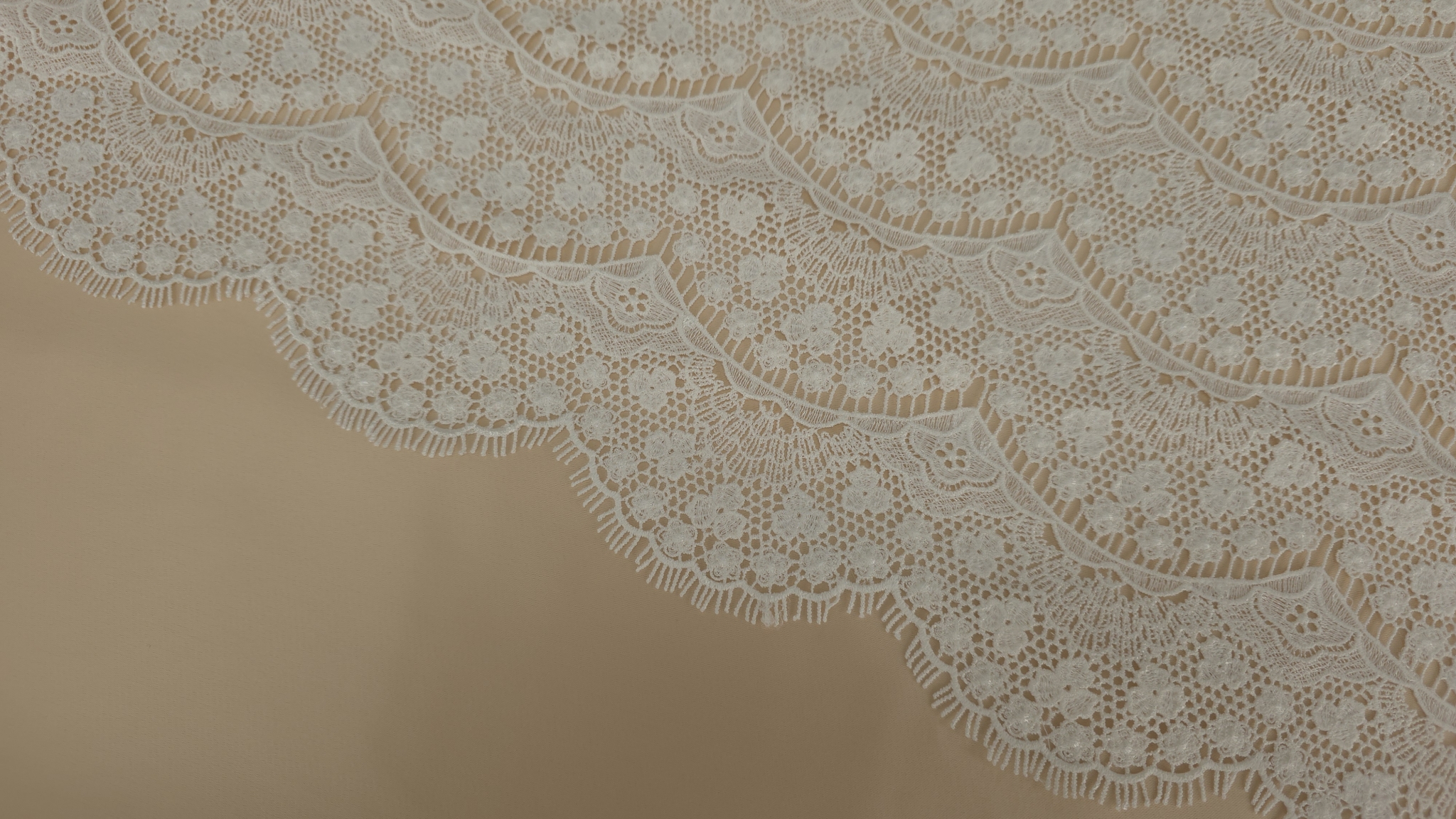 Dantela macrame ivory cu bordura scalopata la metru, material drapt usor pe suprafata