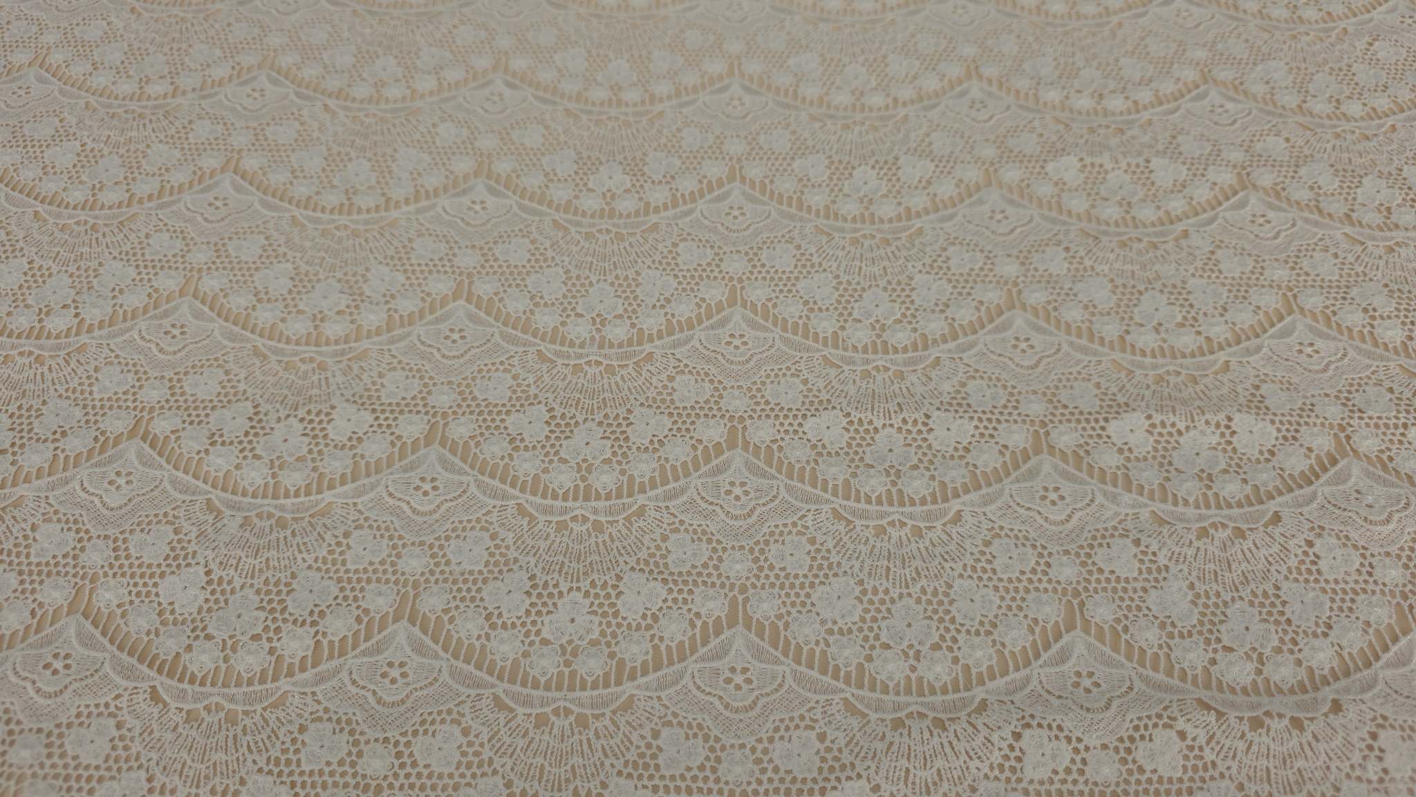 Dantela macrame ivory cu model floral repetitiv, plan mediu pe randurile de arcade paralele