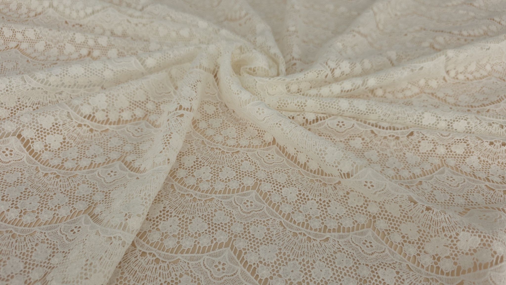 Material ivory drapt usor pe suprafata, textura macrame vizibila