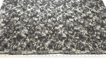 Dantelă neagră tip chantilly rebrode cu margele și paiete prezentată în plan general