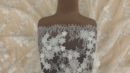 Dantelă off white brodată cu mărgele și fir argintiu pe manechin, vedere frontală cu bordura tip gene vizibilă sus