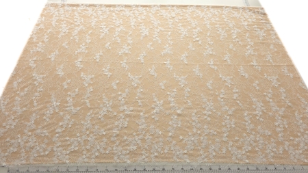 Dantelă off white brodată cu mărgele și fir argintiu pe tul, vedere de ansamblu întinsă pe masă