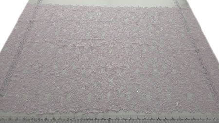 Dantelă roz pastel accesorizată cu mărgele și paiete, vedere de ansamblu pe fundal alb