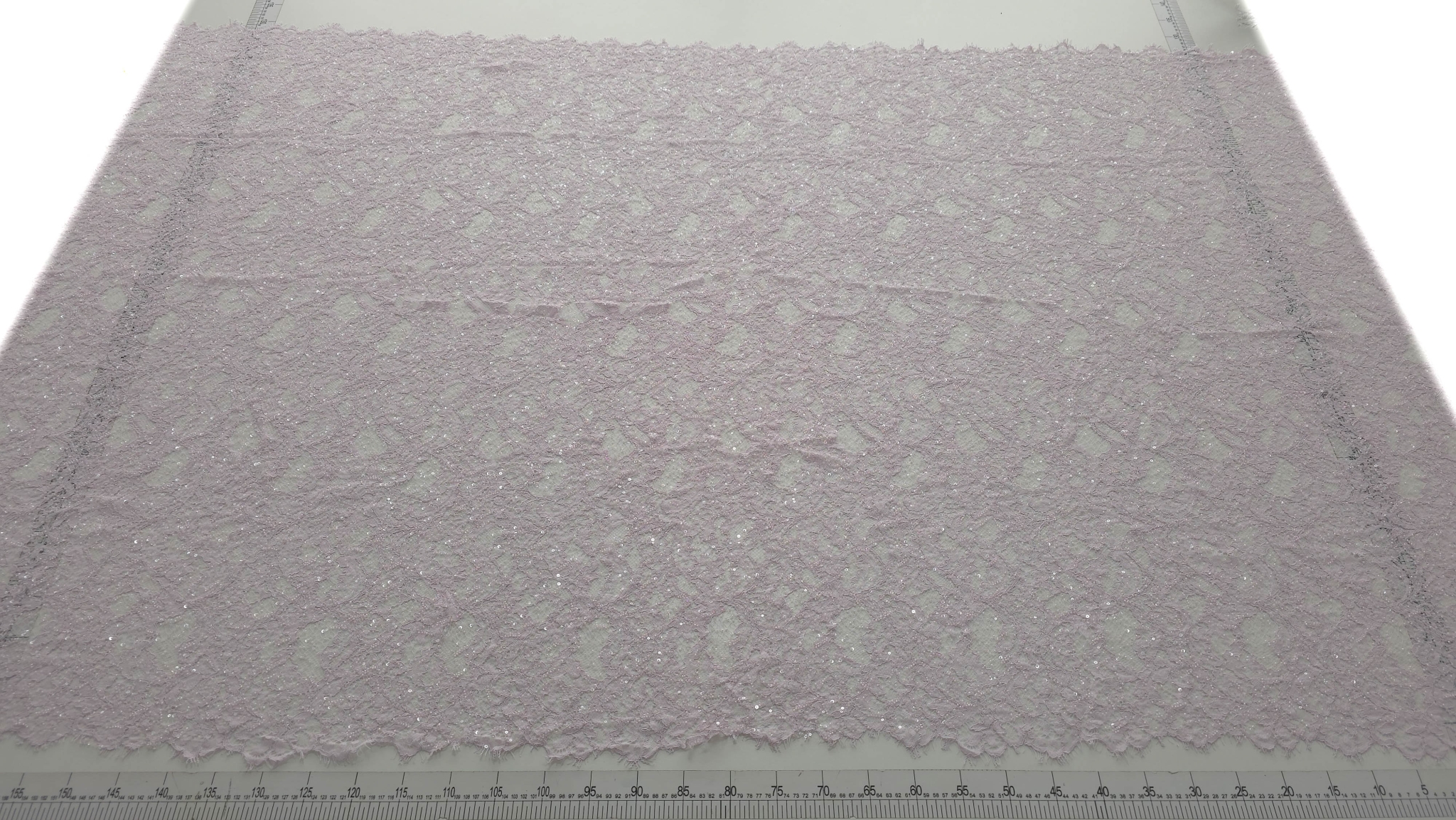 Dantelă roz pastel accesorizată cu mărgele și paiete, vedere de ansamblu pe fundal alb