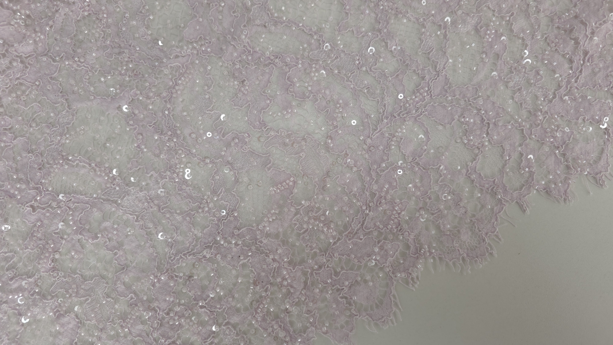 Dantelă roz pastel cu paiete, detaliu pe suprafața brodată cu model vegetal