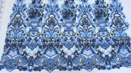 Dantela sparta albastra cu negru intinsa plan vedere generala