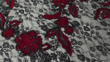 Dantela tip chantilly cu catifea roșu sânge, detaliu floare cu margele tubulare