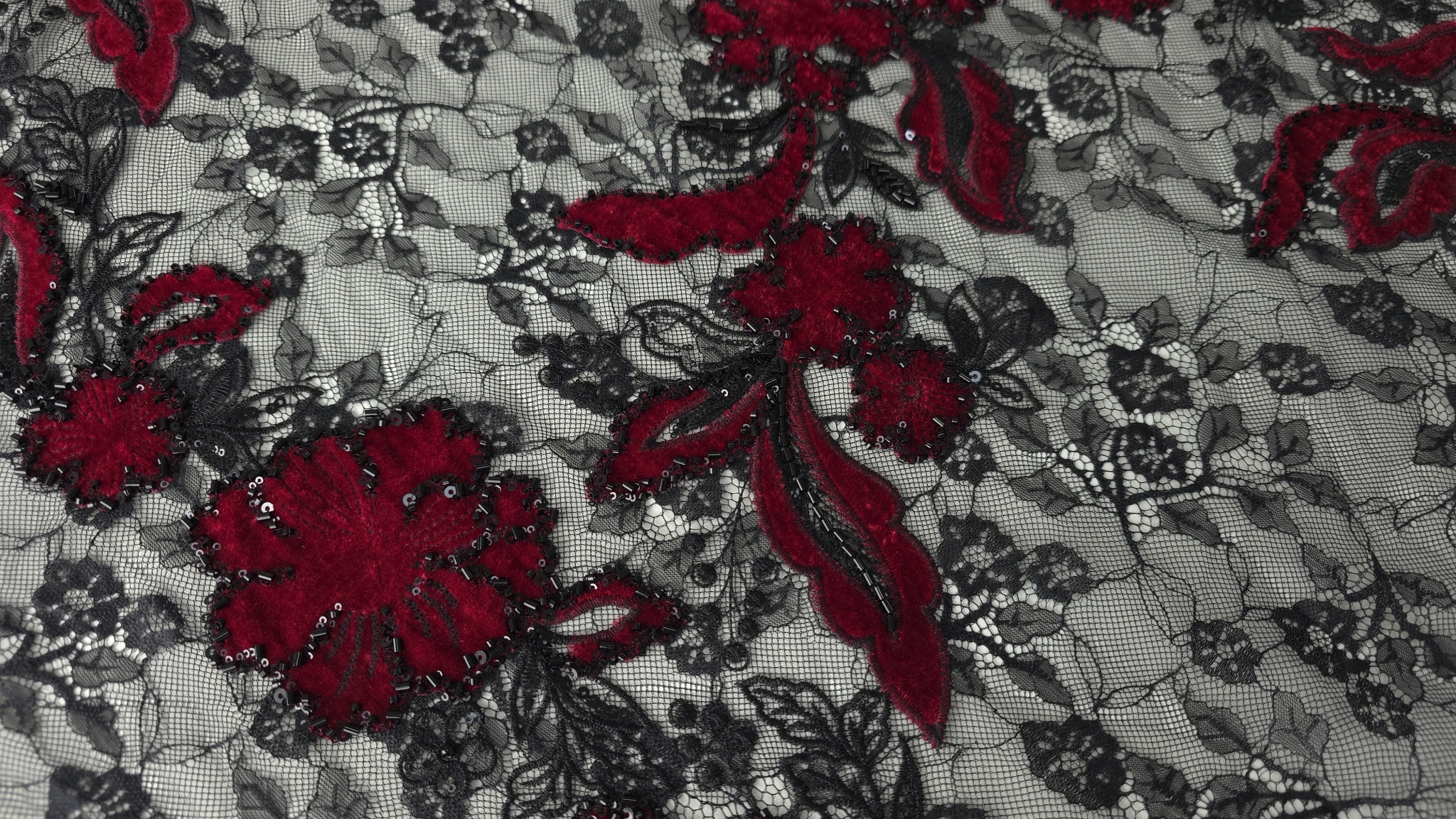 Dantela tip chantilly cu catifea roșu sânge, detaliu floare cu margele tubulare