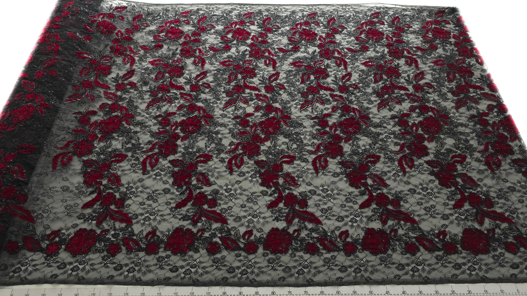 Dantelă tip chantilly cu catifea roșu sânge pe tulle negru, vedere de ansamblu a materialului