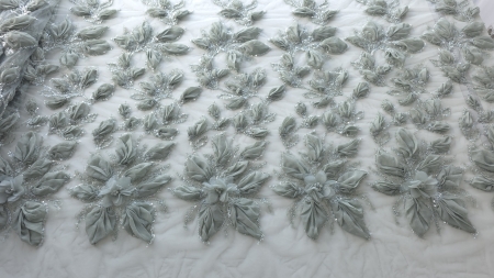 Dantelă verde jad brodată 3D cu paiete și mărgele pe tul alb, vedere de ansamblu