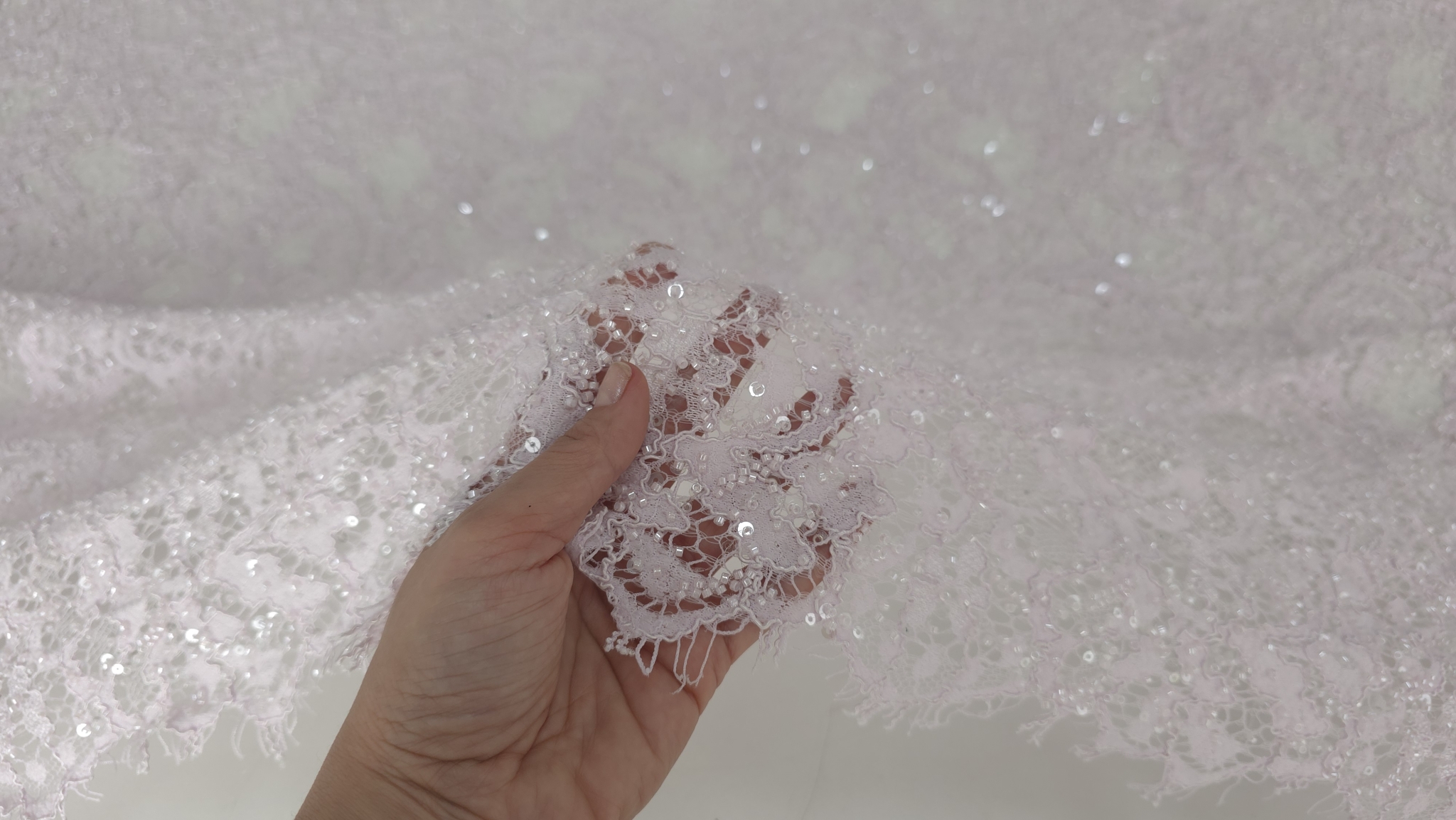 Contur scalopat cu gene fine pe marginea materialului textil